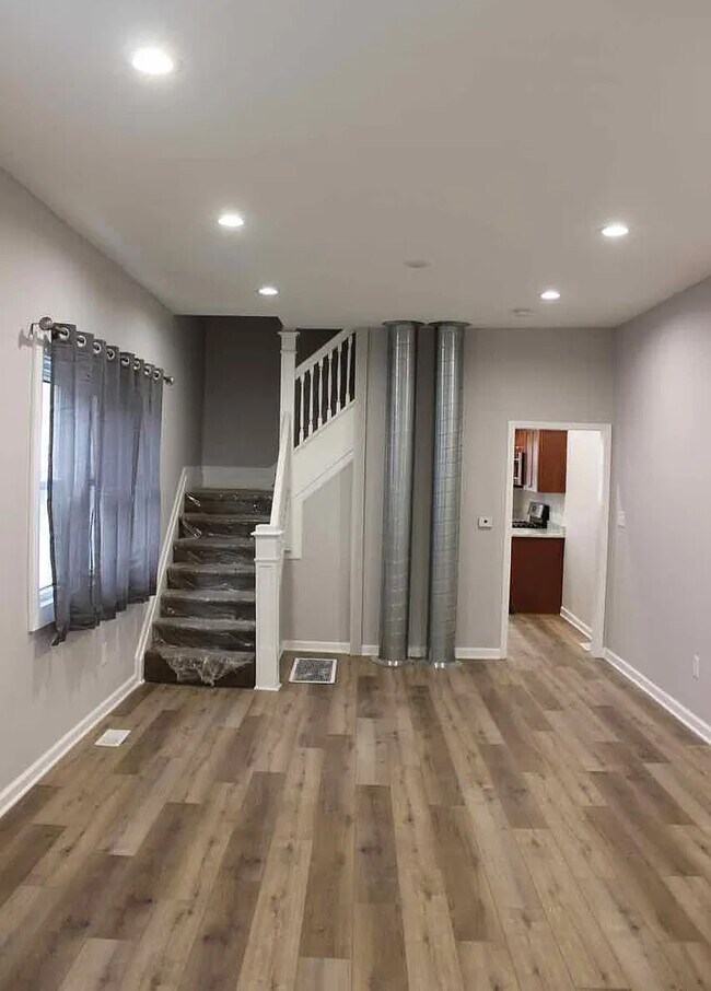 Foto del edificio - 2240 N Kenwood Ave