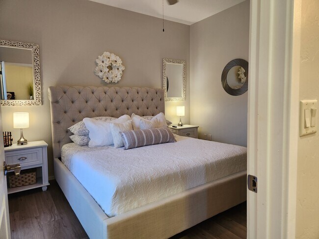 Cama king - 2028 E River Rd