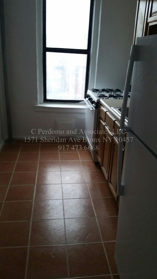 Building Photo - 1560 White Plains Rd