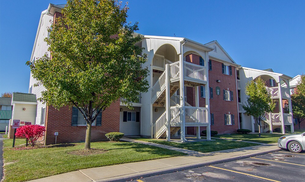 Steeplechase Apartments and Townhomes Apartments 1009 N Holland