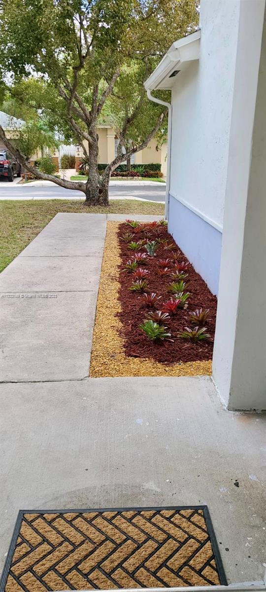 Foto del edificio - 251 E Riverbend Dr