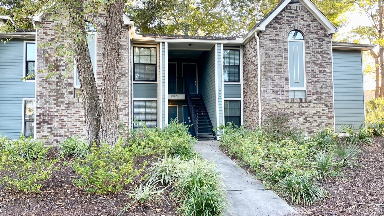 Primary Photo - 1869 Montclair Dr