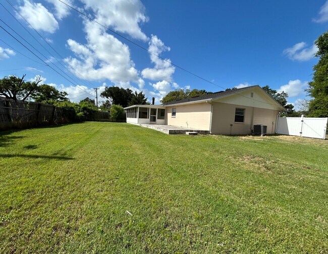 Foto del edificio - 1233 Honeytree Ln E