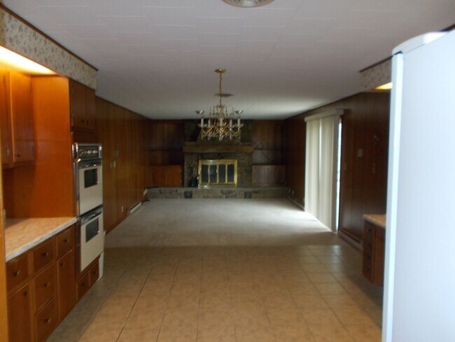 Building Photo - Spacious & Beautifully Maintained 3-Bedroo...