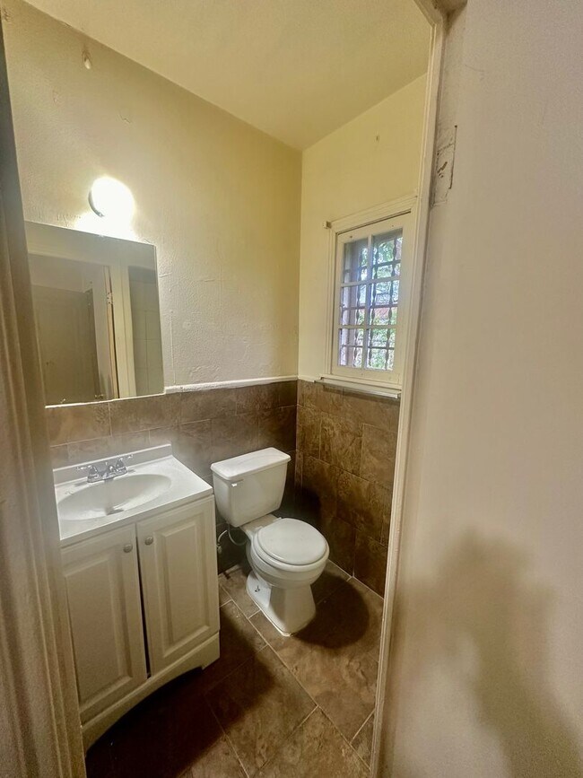 Building Photo - SEPTEMBER  HALF OFF First Month Rent .Stud...