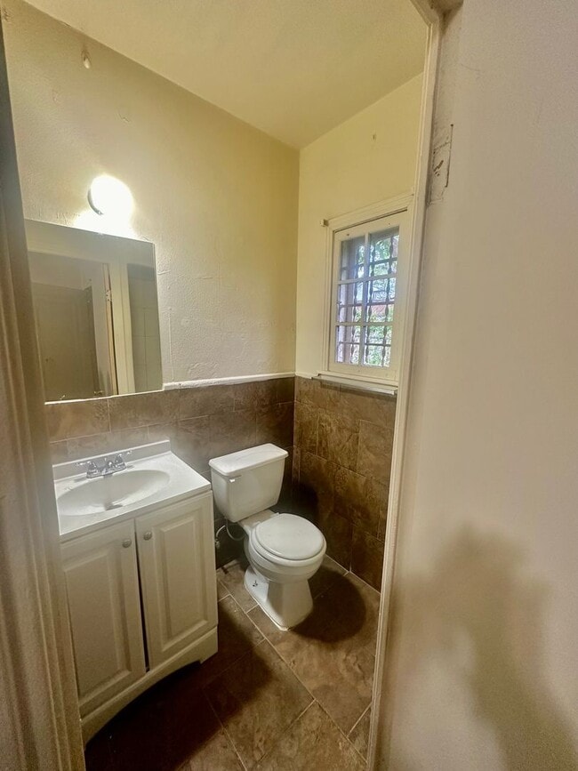Building Photo - Studio in Highland Park Area