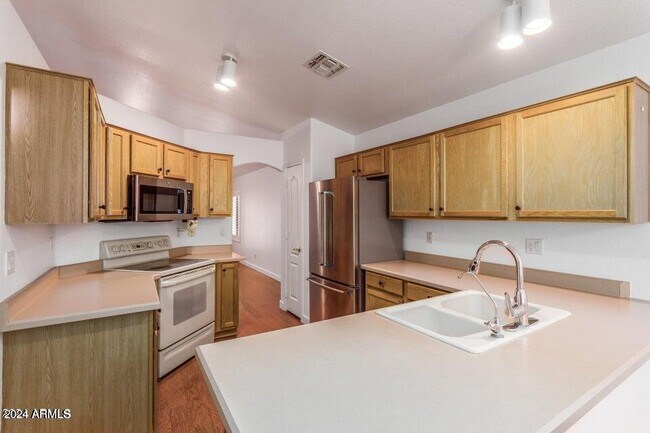 Foto del edificio - 8650 E Monterey Ave