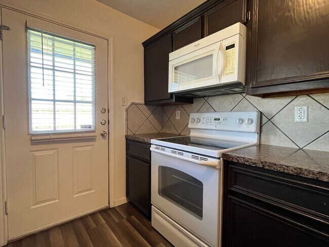 Building Photo - 909 Yi Dr