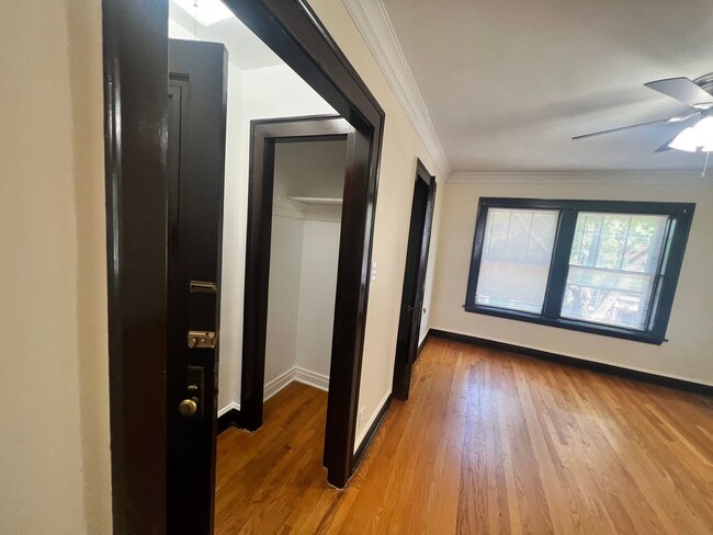 Foto del edificio - 3021 W 58th St
