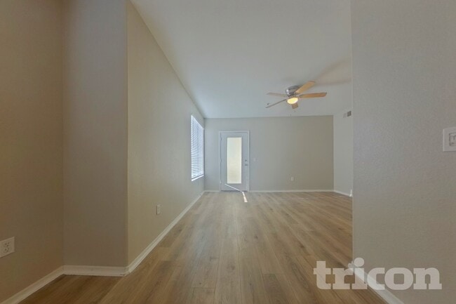 Building Photo - 4925 E Desert Cove Ave
