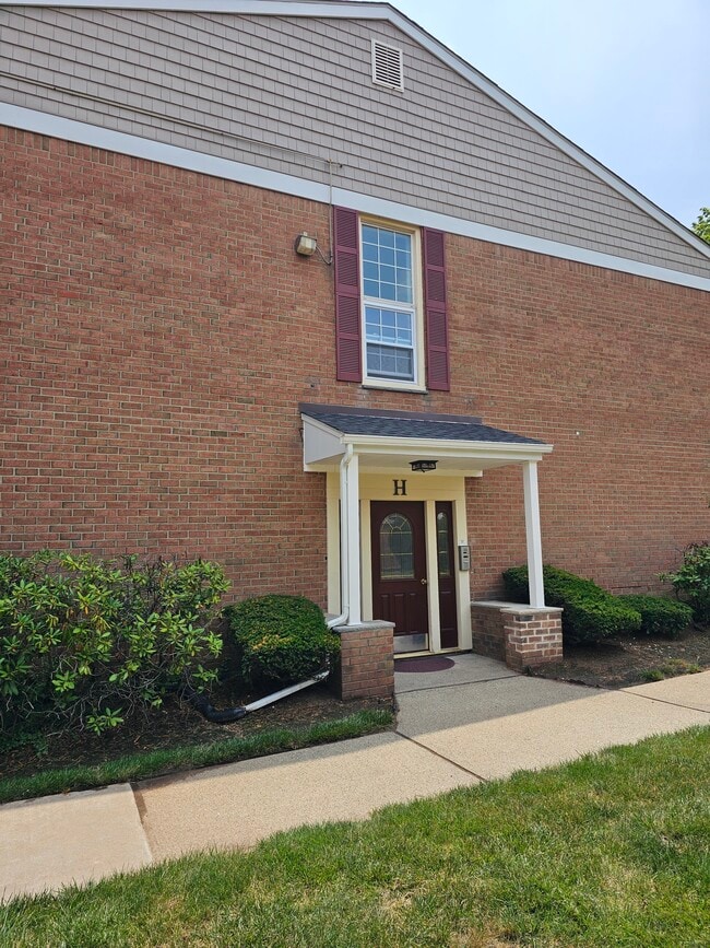 Building Photo - 605 Grove St
