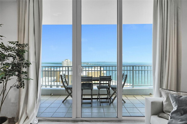 Building Photo - 870 Brickell Bay Dr