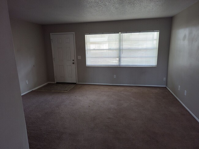 Building Photo - 2324 S Sandburg Pt