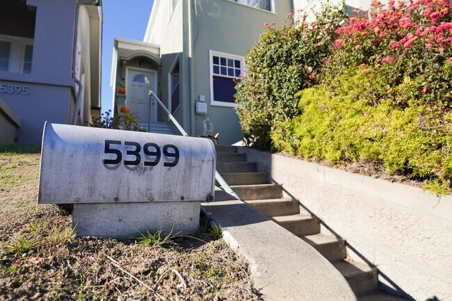 Foto del edificio - 1925 Charming Oakland Duplex!