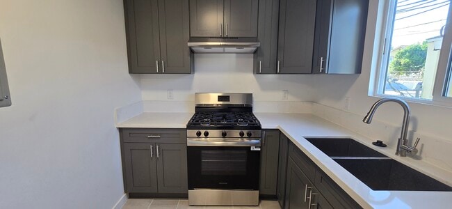 Building Photo - 1428 E 54th St