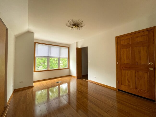 Building Photo - 3614 W Dickens Ave