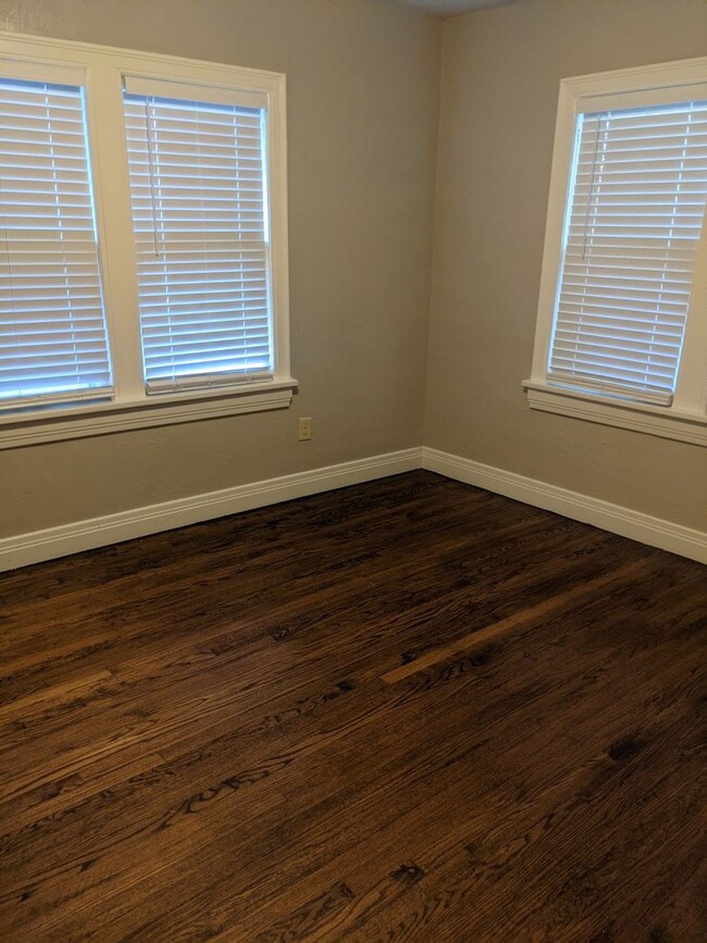 Building Photo - Cozy 2 Bedroom 1 Bath Home In Great Locati...