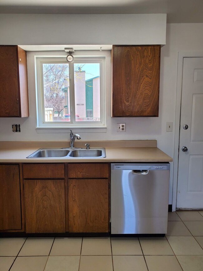 Building Photo - Townhome (end unit) with 2 bedrooms, 1.5 bath