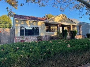 Building Photo - 720 Oakwood Ave