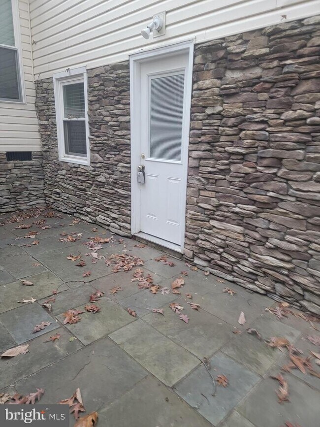 Building Photo - 1123 Severnview Dr