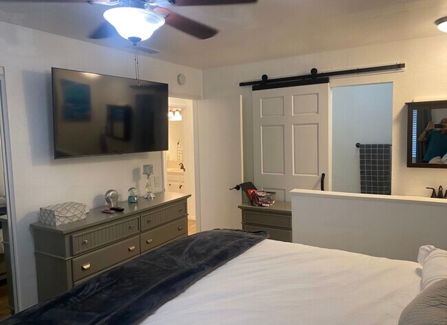 Foto del edificio - 24311 Canyon Lake Dr N