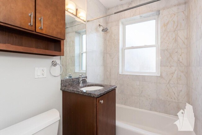 Foto del edificio - 3804 N Marshfield Ave