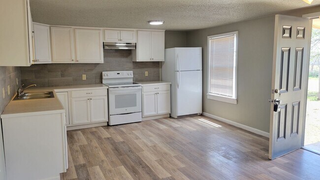Building Photo - Fully Updated 2/1 Home Available May 2026