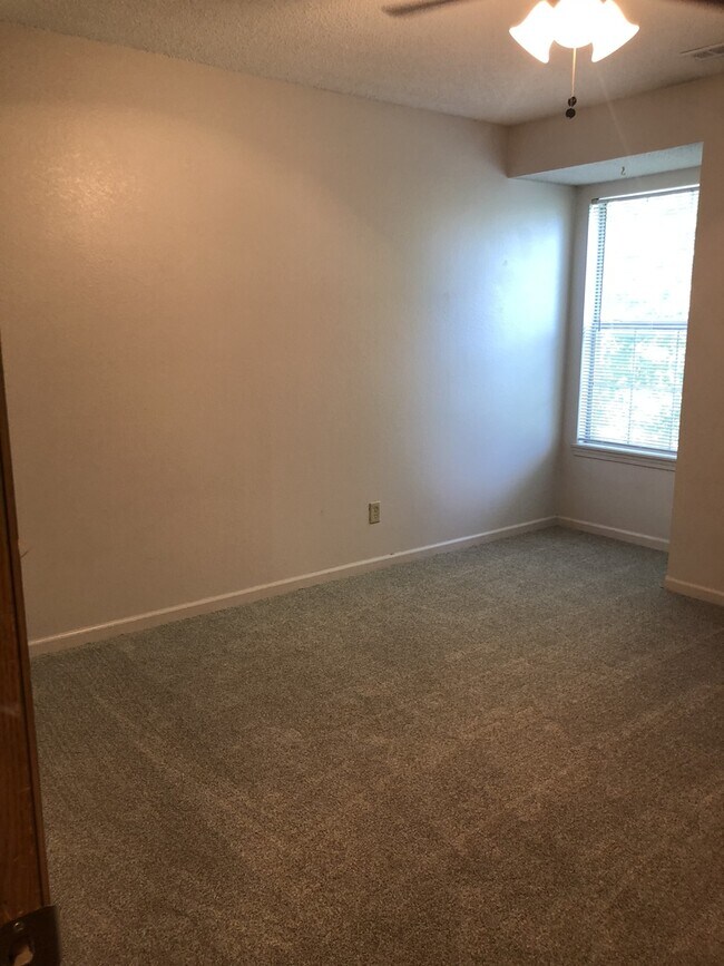 MacKenzie Place Apartments in Lawrence, KS