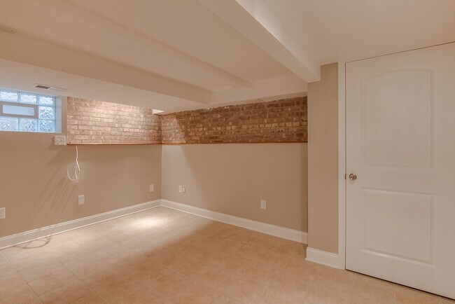 Building Photo - 5536 N Major Ave