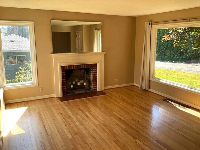 Foto del edificio - Charming Maplewood SFH with garden beds, fruit trees and finished basement