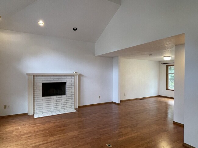 Foto del edificio - Classic 3-Bedroom Home with Large Yard & Attached 2-Car Garage