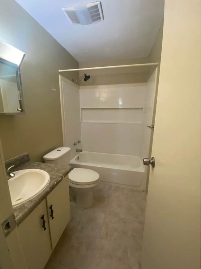 Building Photo - 2 bed 1 bath Home for Rent