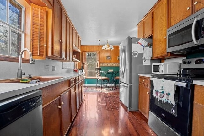 Building Photo - 1310 Spring Valley Dr