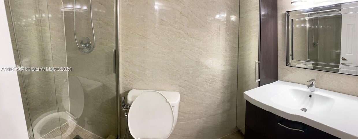 Foto del edificio - 666 W 81st St