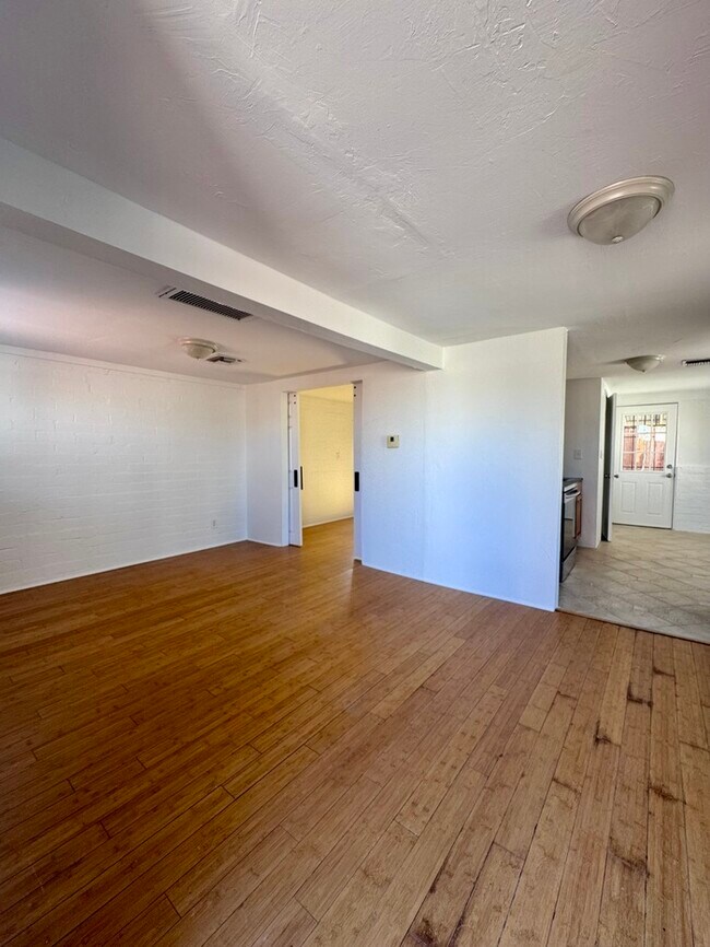 Foto del edificio - FOR RENT