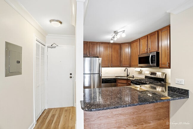 Building Photo - 3900 N Pine Grove Ave