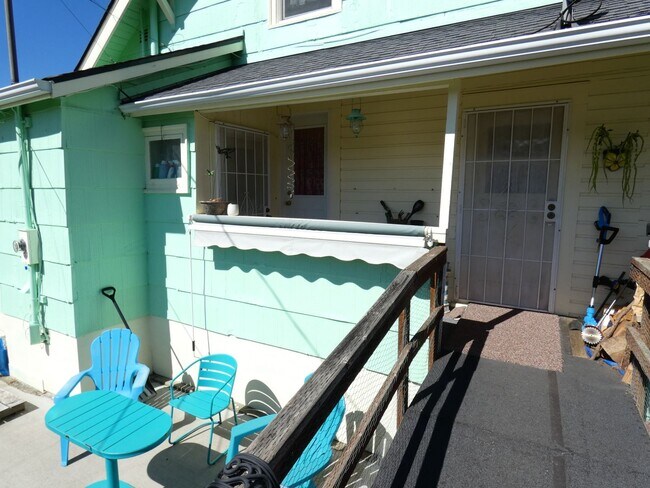 Building Photo - APPLICATION PENDING - 214 W 12th Upstairs ...