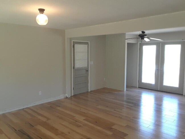 Building Photo - 830 Trotter Rd