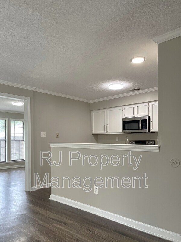 Building Photo - 5995 Cedarcrest Ct