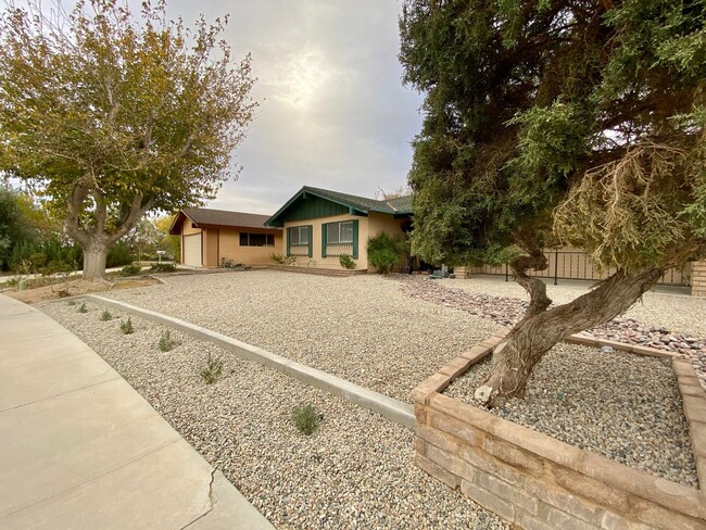 Building Photo - Updated 4 bed, 2 bath home with Dual Cooli...