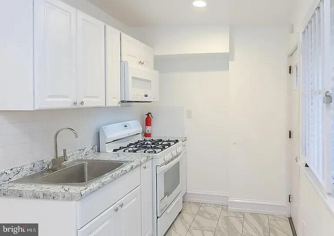 Building Photo - 2021 Dennie St