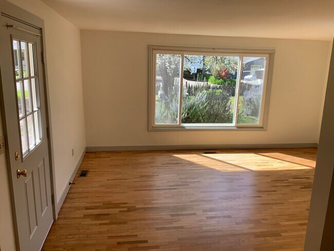 Building Photo - 3 Bedroom House in Whiteaker