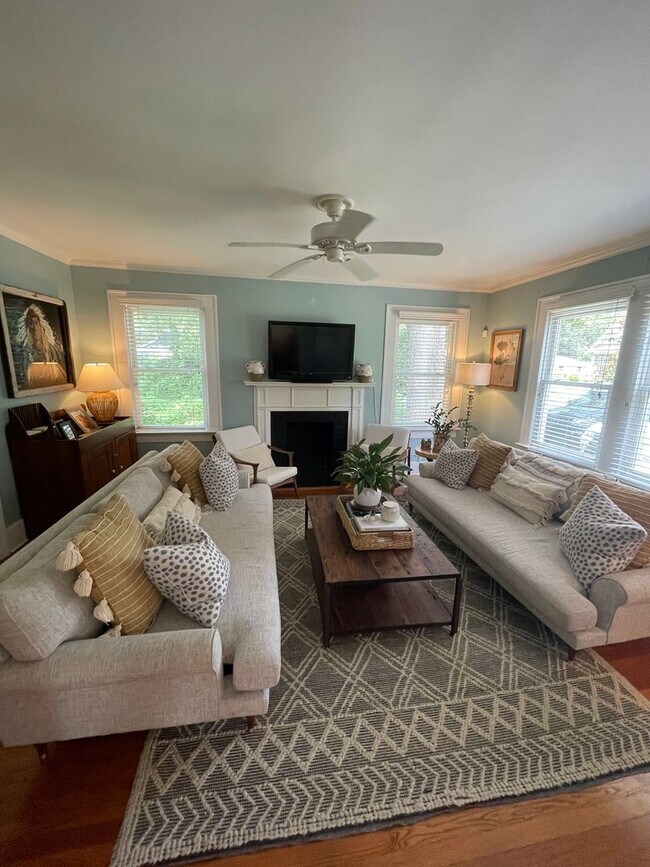 Foto del edificio - Charming Three Bedroom Home in the Heart of West Ashely