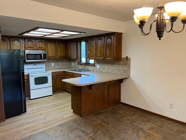 Building Photo - 3430 N Farm Road 171