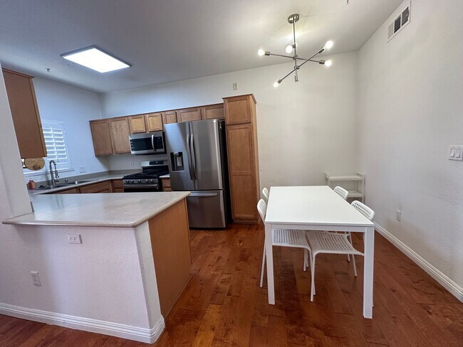 Foto del edificio - 2 bedroom Partially furnished Condo