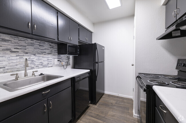 1BR,1BA - 554SF - Kitchen - Treehouse Apartments