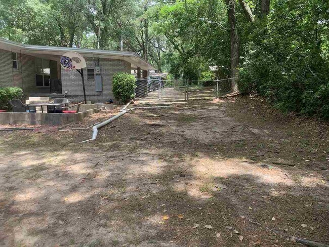 Building Photo - 1809 Sunset Ln