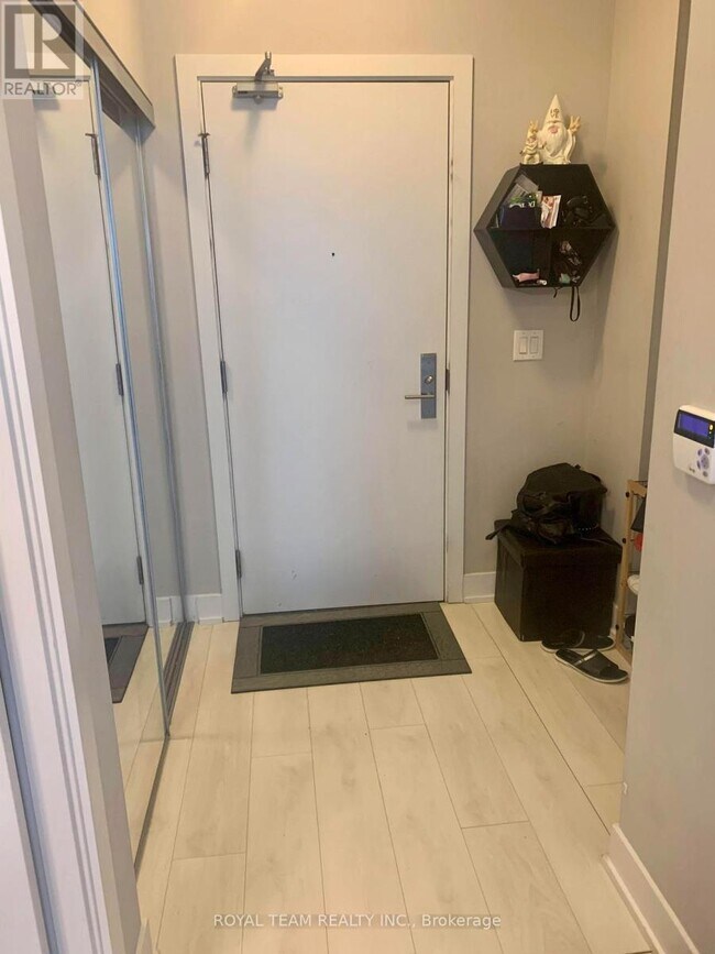 Building Photo - 318 Richmond St W