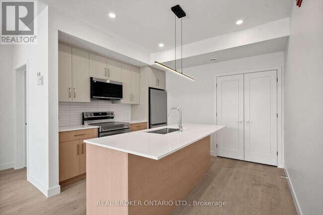 Building Photo - 184 Woodroffe Ave