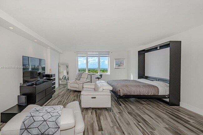 Building Photo - 2301 Collins Ave